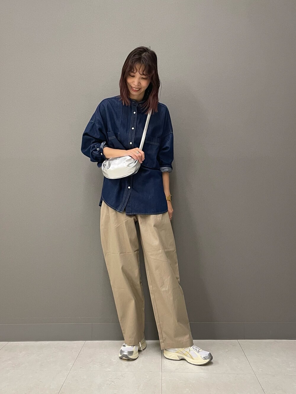 ベージュ系のその他パンツ、シルバー系のショルダーバッグ、ブルー系のシャツ/ブラウスを着用したレディースの冬コーディネートの3枚目の写真