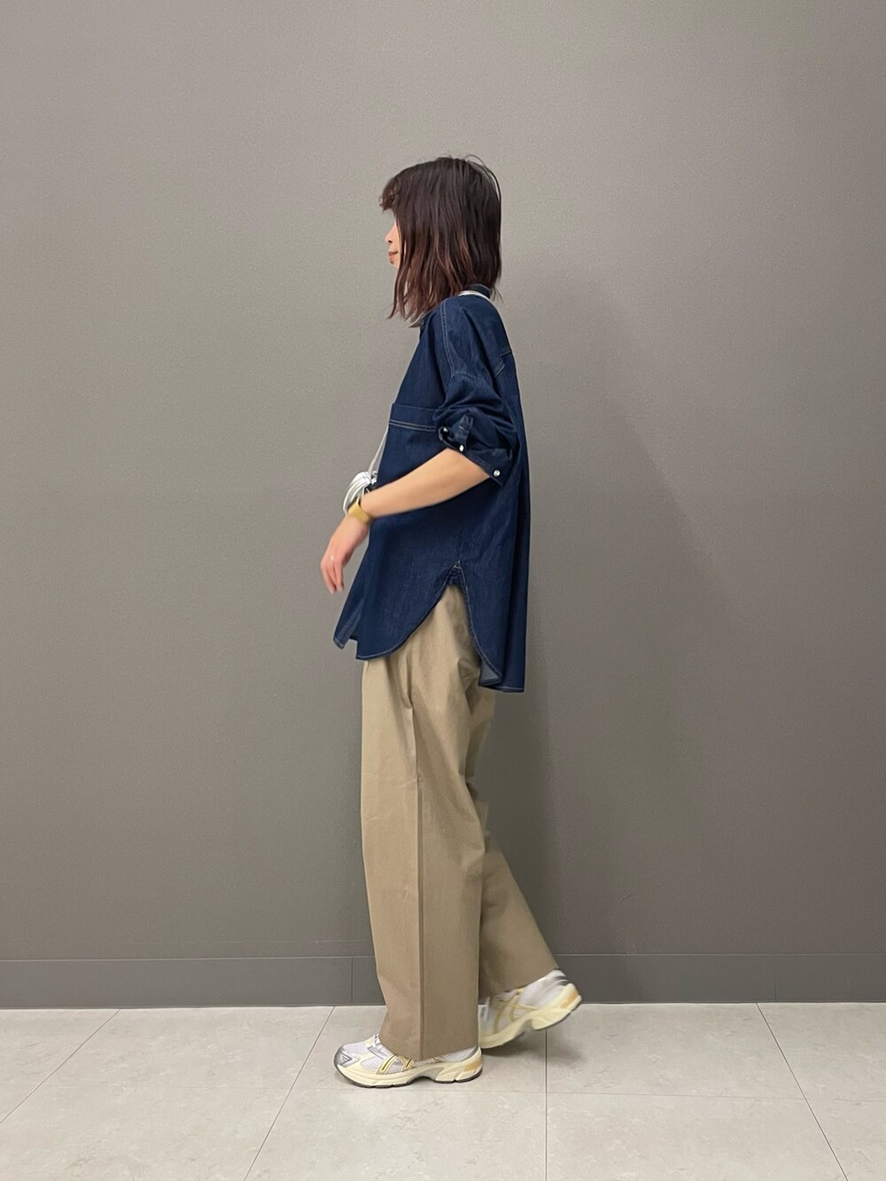 ベージュ系のその他パンツ、シルバー系のショルダーバッグ、ブルー系のシャツ/ブラウスを着用したレディースの冬コーディネートの5枚目の写真