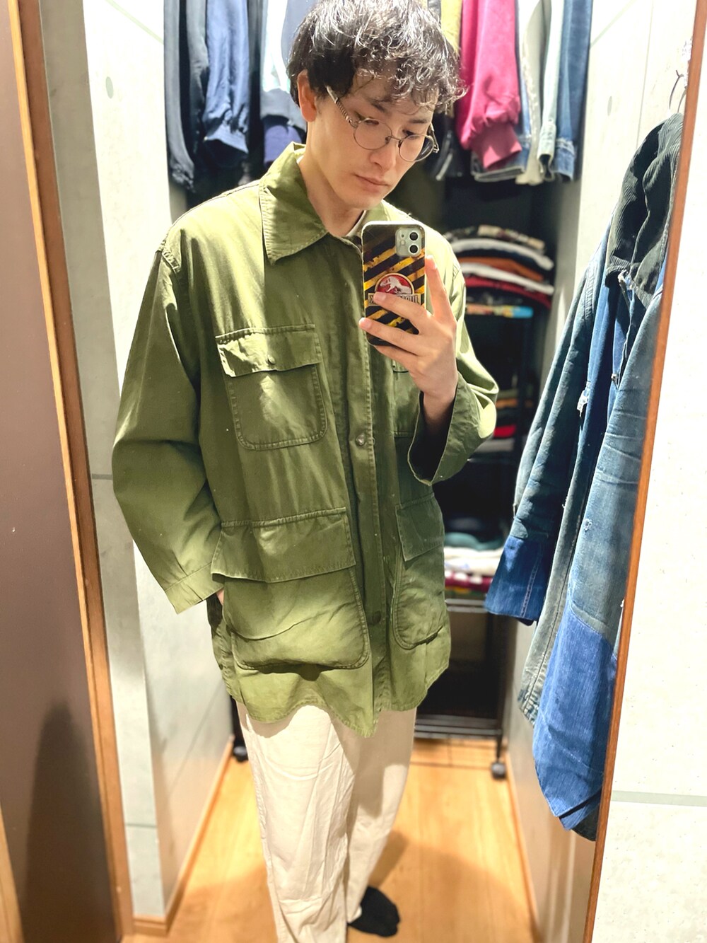 グリーン系のナイロンジャケット、ホワイト系のその他パンツを着用したメンズの春コーディネートの2枚目の写真