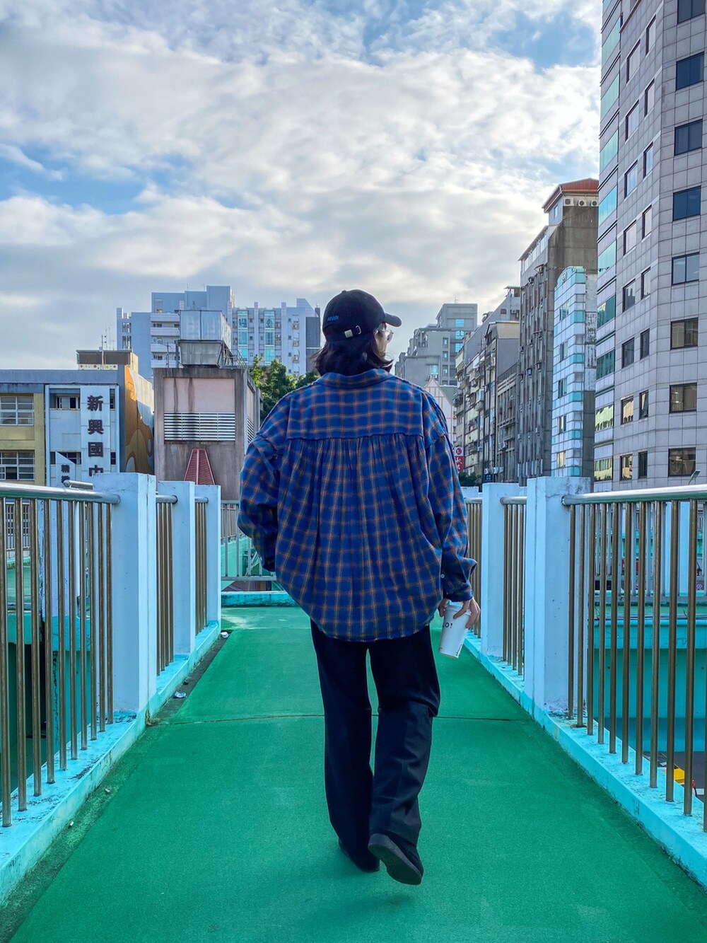 「ootd、街頭穿搭、休閒、UNIQLO U、journal standard、J.S.HOMESTEAD、shirts、基礎款、oversize、日系極簡、journal standard j.s homestead、UNIQLO」｜「JOURNAL STANDARD J.S HOMESTEADのLAZY SH NEL CHECK（シャツ/ブラウス、ブルー系）」を使った、阿圳｜Kyleさん（メンズ・171cm）の冬コーディネートの3枚目の写真