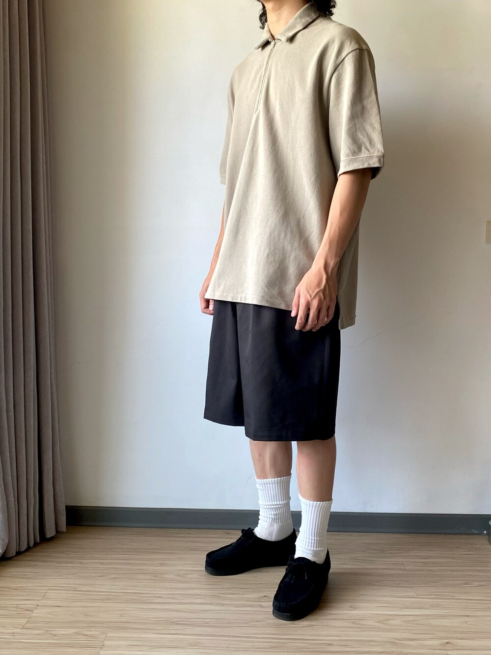 ブラウン系のポロシャツ、ブラック系のカーゴパンツ、ブラック系のブーツを着用したメンズの夏コーディネートの2枚目の写真