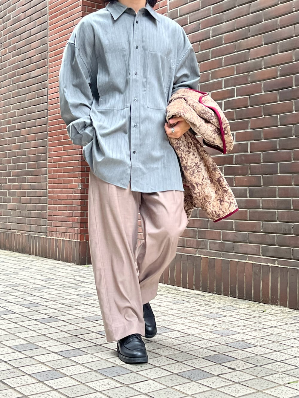 「ootd、休閒、日系極簡、oversize」｜「plain-meのアイテム（シャツ/ブラウス、シルバー系）」を使った、阿圳｜Kyleさん（メンズ・171cm）の冬コーディネートの2枚目の写真