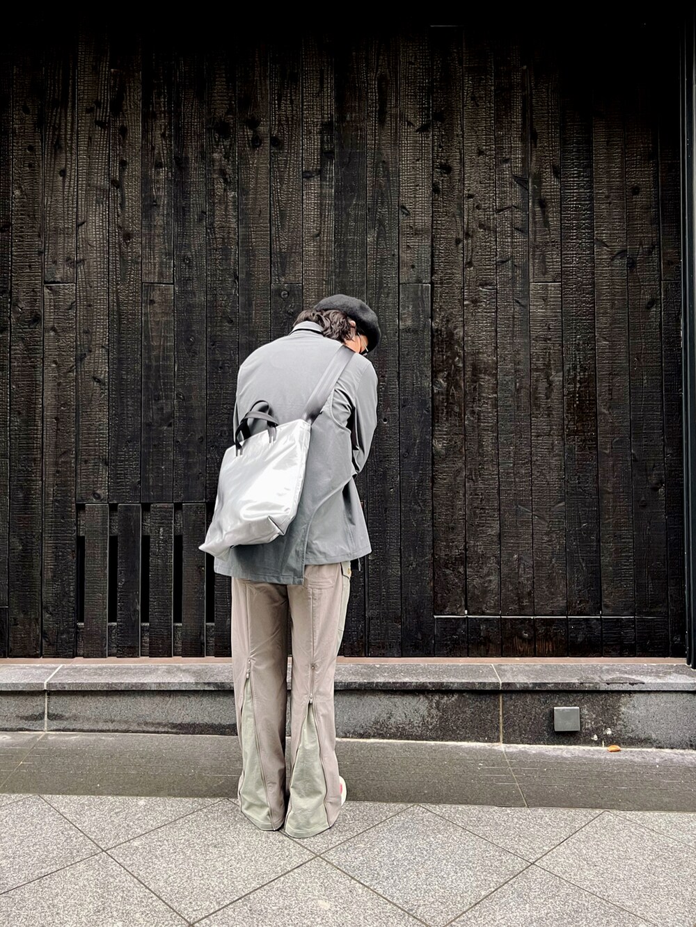 「街頭穿搭、ootd、休閒、日系極簡、台北」｜「PLATEAU STUDIOのアイテム（チノパンツ、グレー系）」を使った、阿圳｜Kyleさん（メンズ・171cm）の冬コーディネートの3枚目の写真
