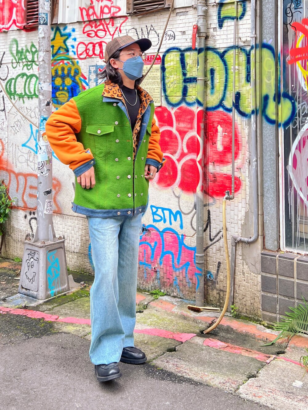 「ootd、街頭穿搭、休閒、復古、oversize、牛仔褲、vibes、豹紋、bootcut、converse、jeans、streetstyle、streetwear、street」｜「KLEMANのKLEMAN/クレマン FRODA（ドレスシューズ、ブラック系）」を使った、阿圳｜Kyleさん（メンズ・171cm）の冬コーディネートの2枚目の写真