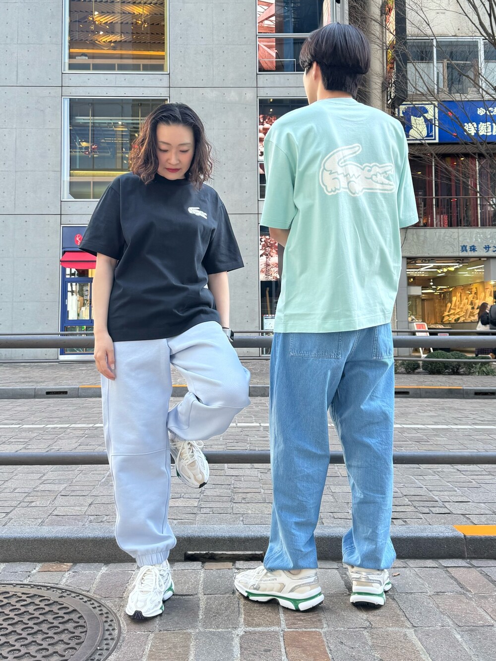 ブルー系のスウェットパンツ、ホワイト系のスニーカー、ブラック系のTシャツ/カットソーを着用したレディースの春コーディネートの3枚目の写真