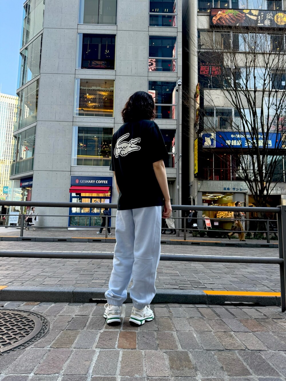 ブルー系のスウェットパンツ、ホワイト系のスニーカー、ブルー系のジャケット/アウターを着用したレディースの春コーディネートの5枚目の写真