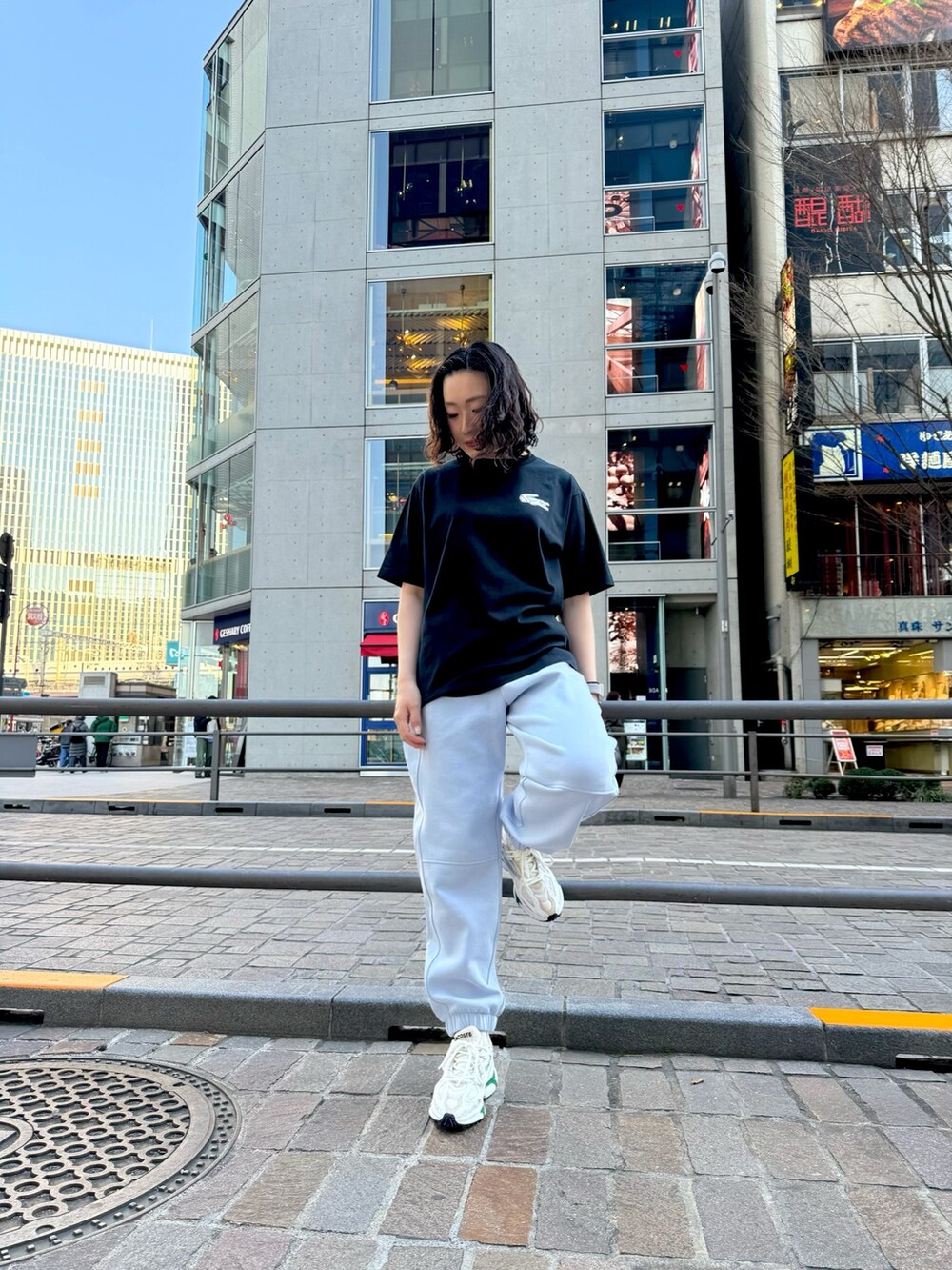 ブルー系のスウェットパンツ、ホワイト系のスニーカー、ブルー系のジャケット/アウターを着用したレディースの春コーディネートの4枚目の写真