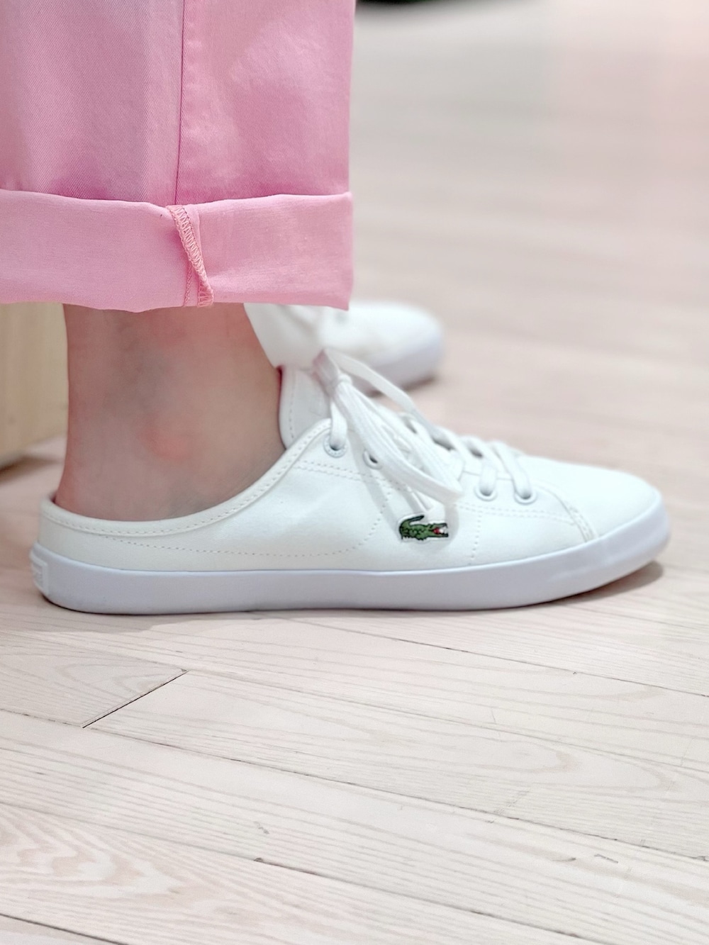 ホワイト系のスニーカー、ピンク系のパンツ、ベージュ系のショルダーバッグを着用したレディースの春コーディネートの5枚目の写真