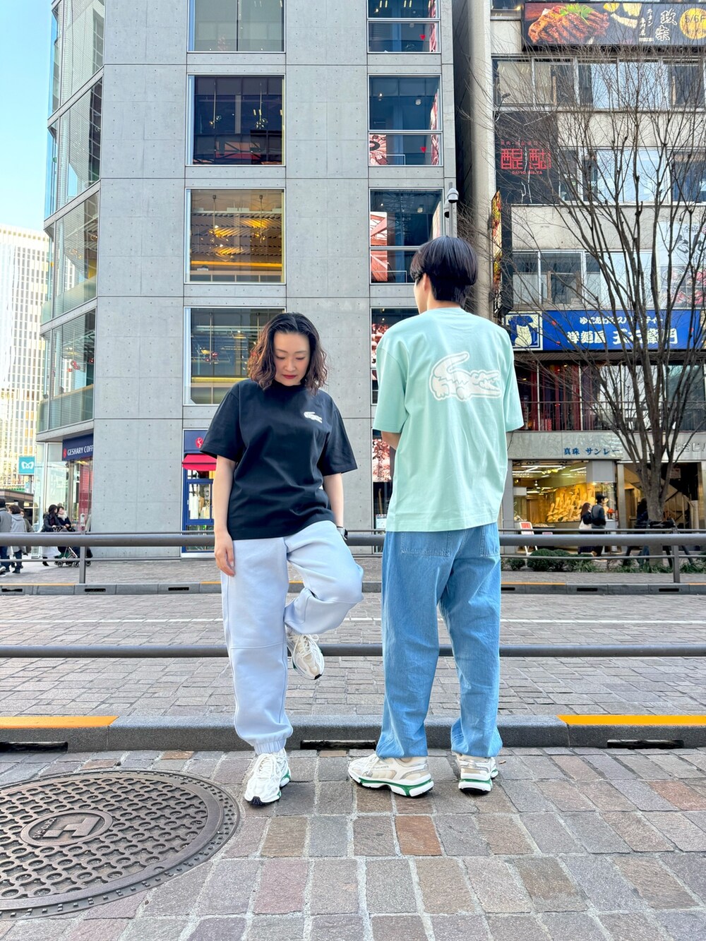 ブルー系のスウェットパンツ、ホワイト系のスニーカー、ブルー系のジャケット/アウターを着用したレディースの春コーディネートの6枚目の写真