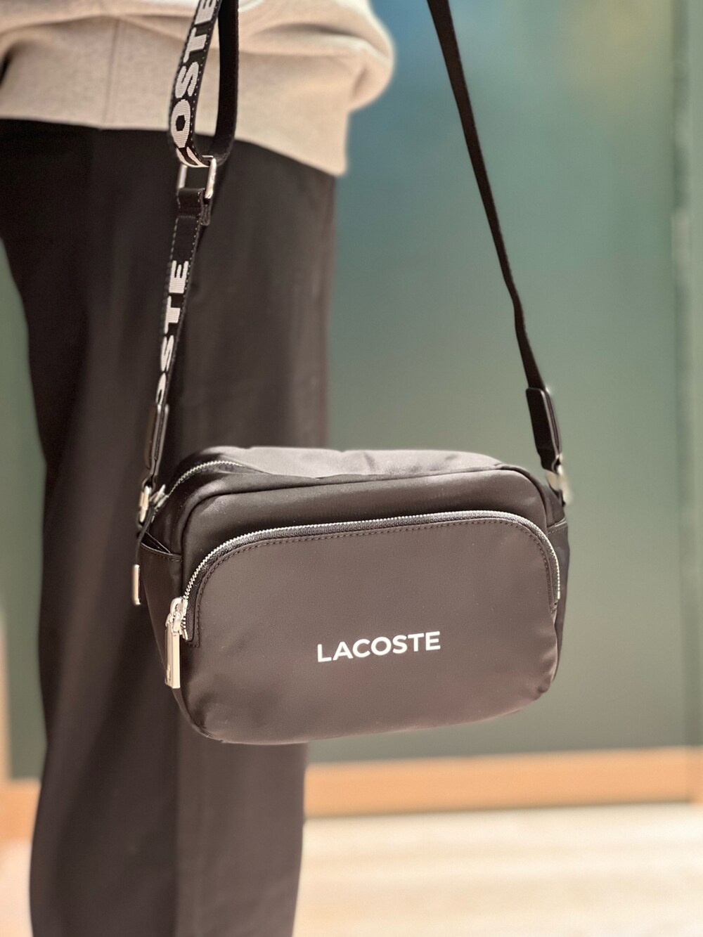 ホワイト系のスニーカー、ブラック系のその他パンツ、グレー系のスウェットを着用したレディースの春コーディネートの5枚目の写真