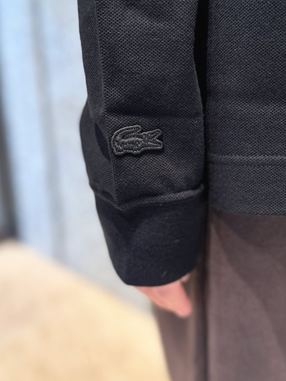 ブラック系のTシャツ/カットソー、ブラウン系のスウェットパンツ、ブラック系のスニーカーを着用したレディースの秋コーディネートの5枚目の写真