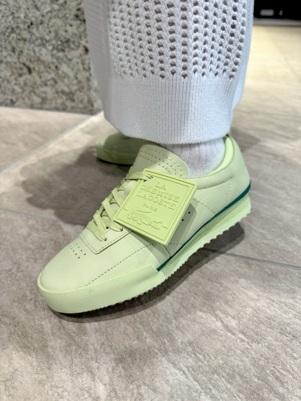 ホワイト系のワンピースを着用したレディースの春コーディネートの7枚目の写真