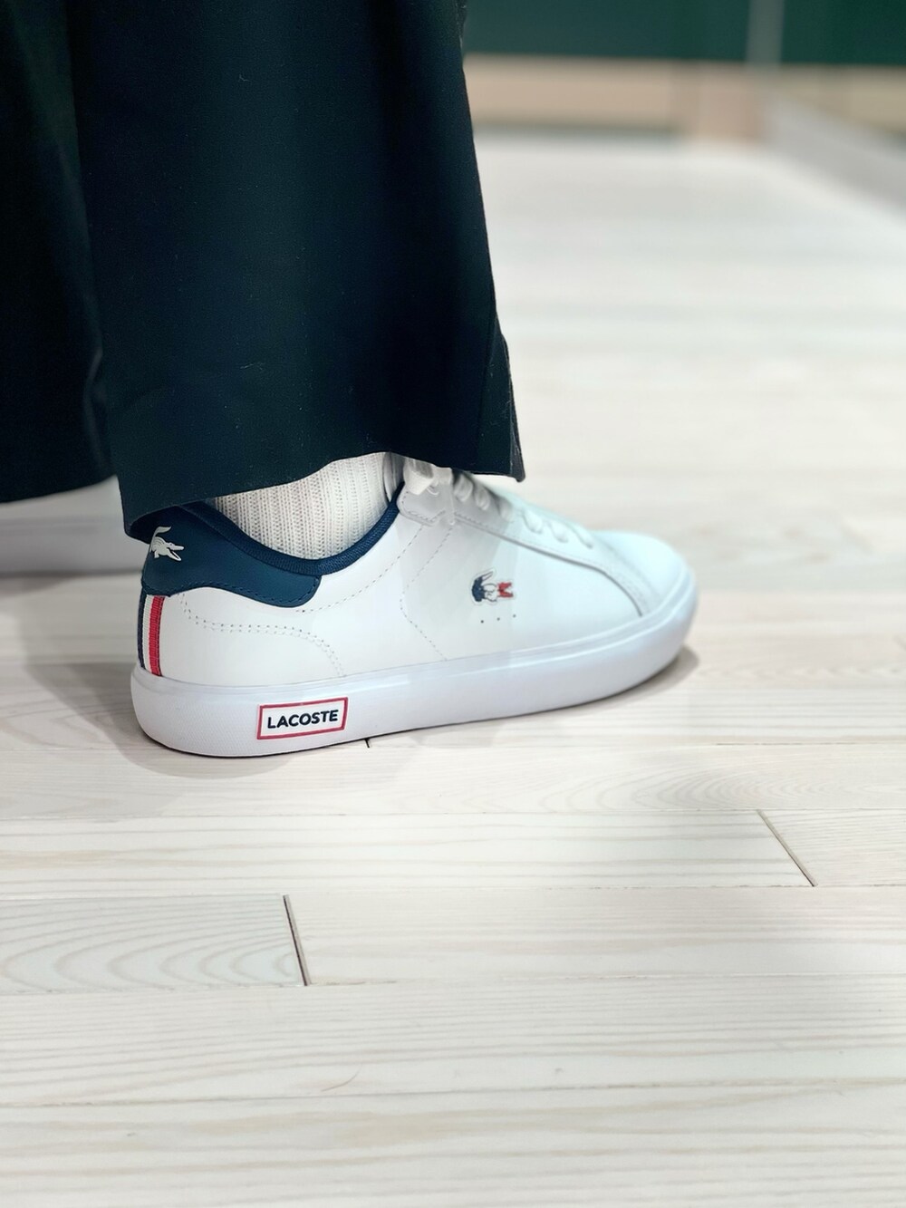 ホワイト系のスニーカー、ブラック系のその他パンツ、グレー系のスウェットを着用したレディースの春コーディネートの6枚目の写真