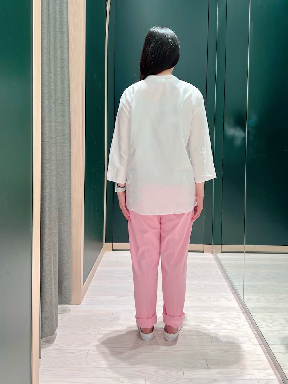 ホワイト系のスニーカー、ピンク系のパンツ、ベージュ系のショルダーバッグを着用したレディースの春コーディネートの2枚目の写真