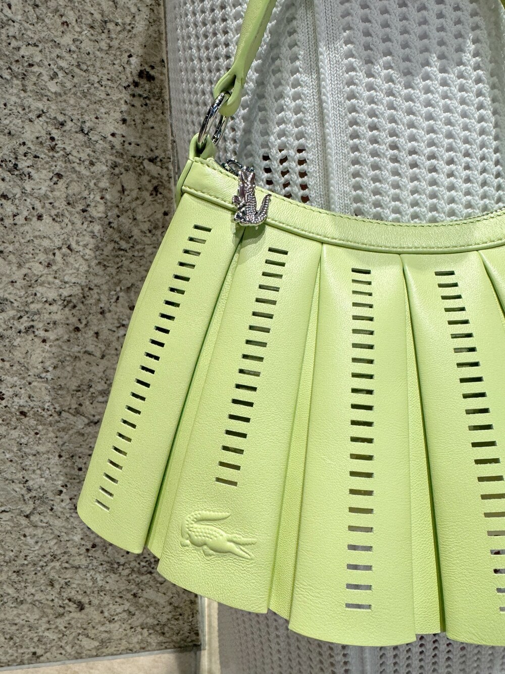 ホワイト系のワンピースを着用したレディースの春コーディネートの6枚目の写真