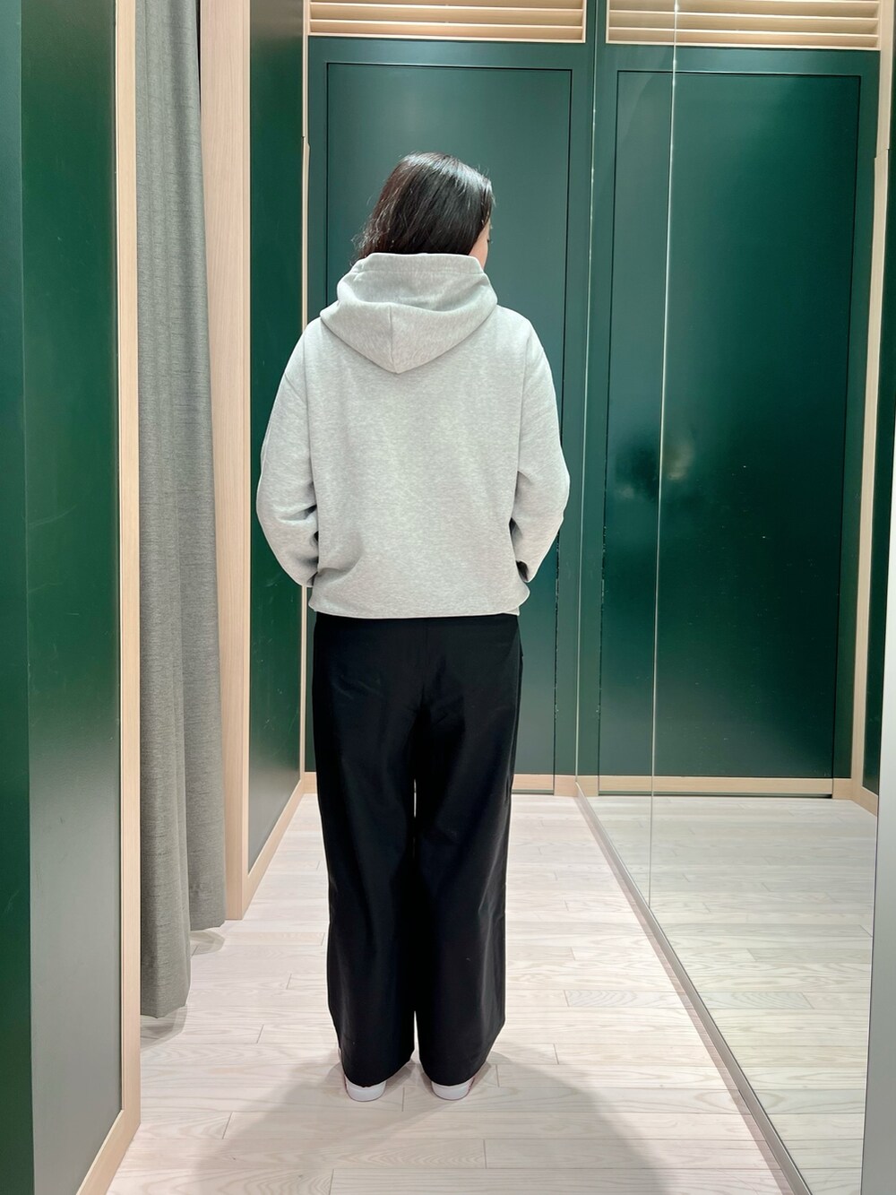 ホワイト系のスニーカー、ブラック系のその他パンツ、グレー系のスウェットを着用したレディースの春コーディネートの4枚目の写真