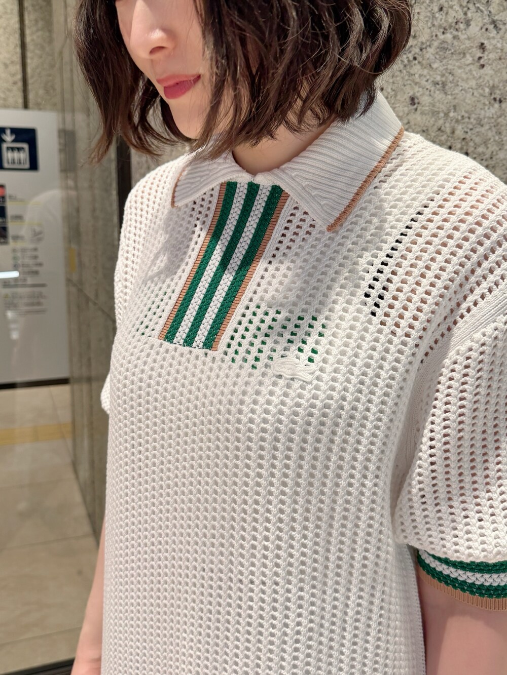 ホワイト系のワンピースを着用したレディースの春コーディネートの4枚目の写真