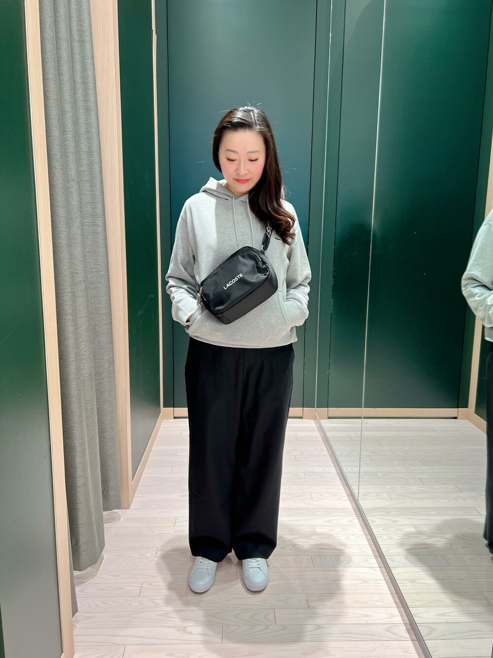 ホワイト系のスニーカー、ブラック系のその他パンツ、グレー系のスウェットを着用したレディースの春コーディネートの2枚目の写真