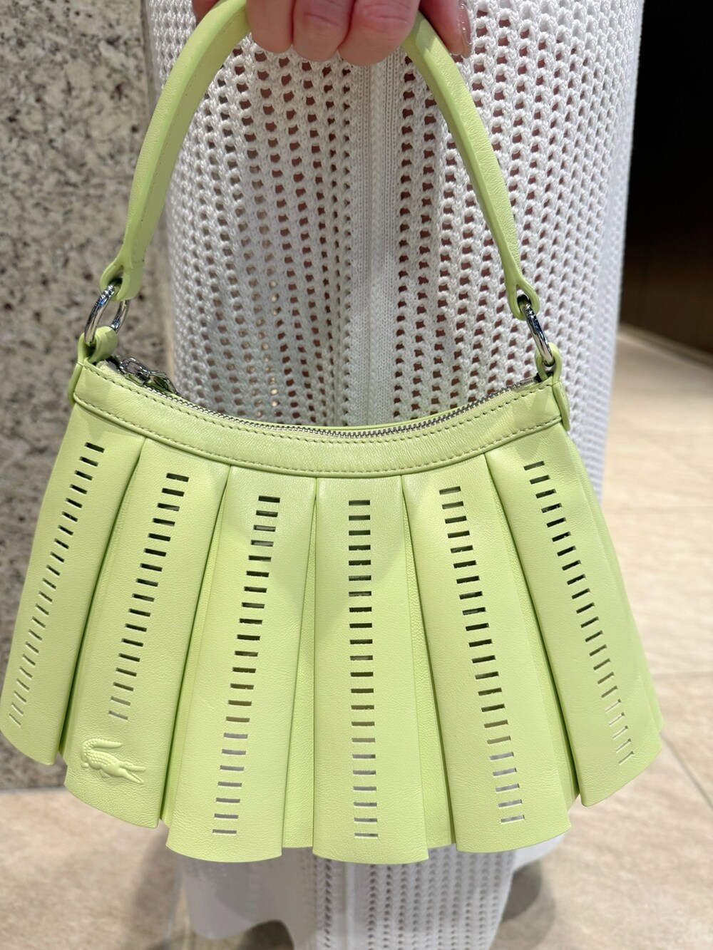 ホワイト系のワンピースを着用したレディースの春コーディネートの5枚目の写真