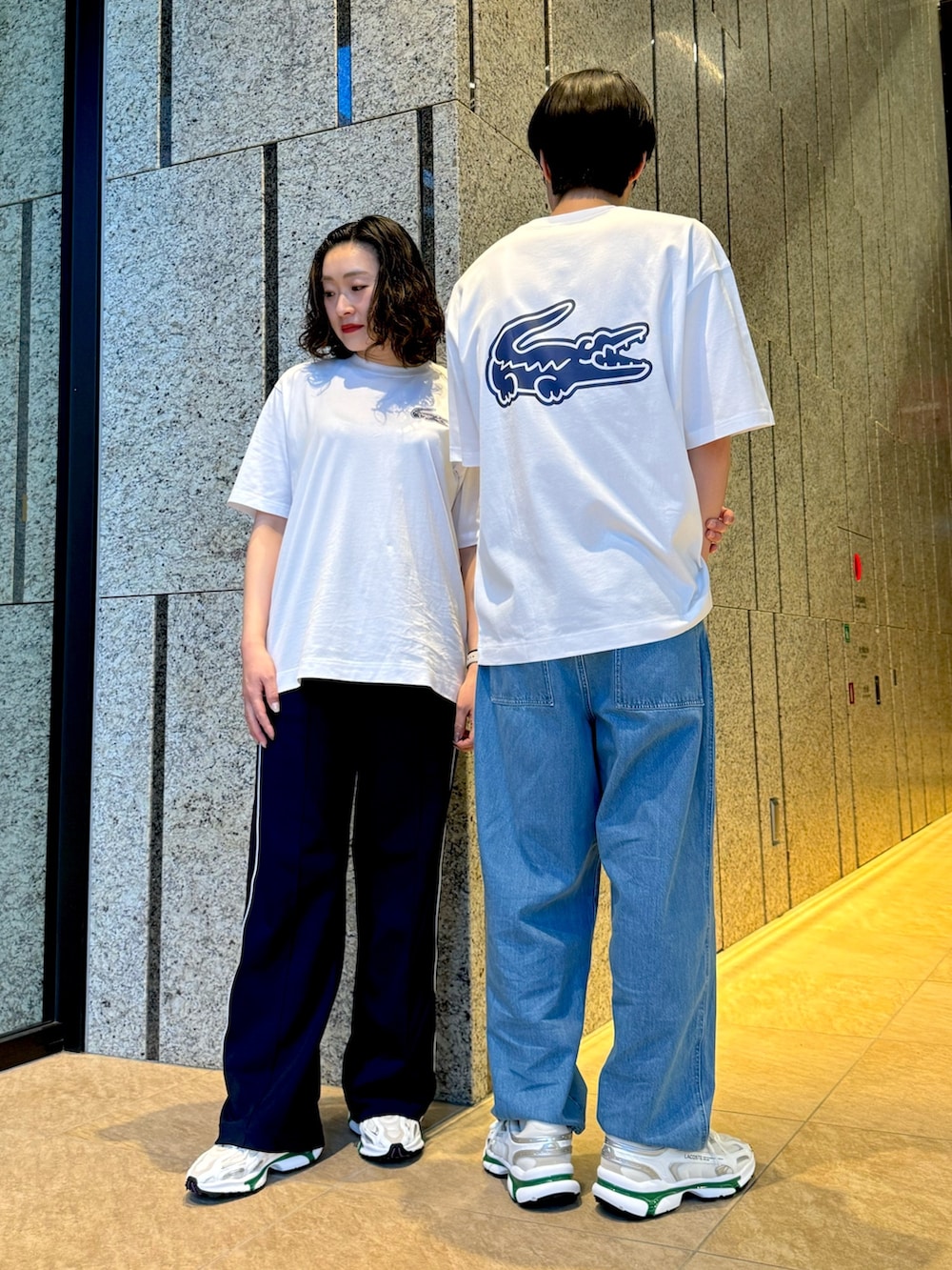 ブルー系のスウェットパンツ、ホワイト系のスニーカー、ブルー系のジャケット/アウターを着用したレディースの春コーディネートの3枚目の写真