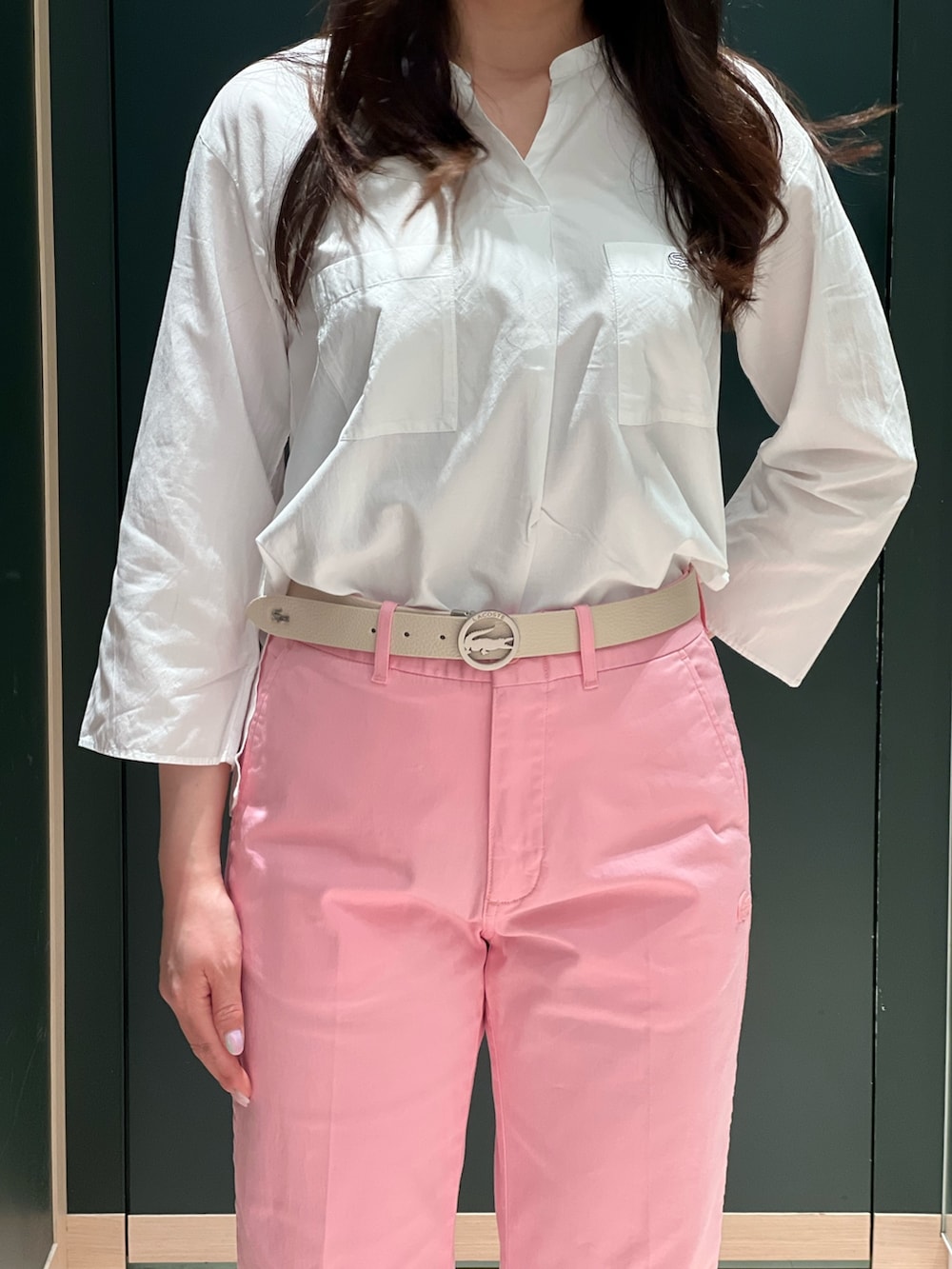 ホワイト系のスニーカー、ピンク系のパンツ、ベージュ系のショルダーバッグを着用したレディースの春コーディネートの4枚目の写真