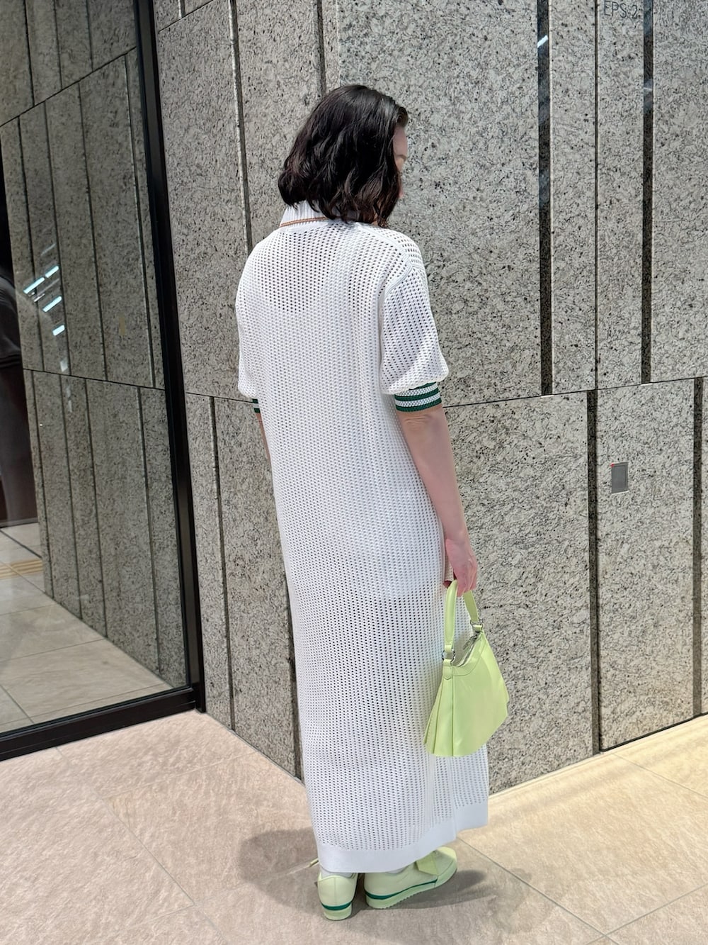 ホワイト系のワンピースを着用したレディースの春コーディネートの2枚目の写真