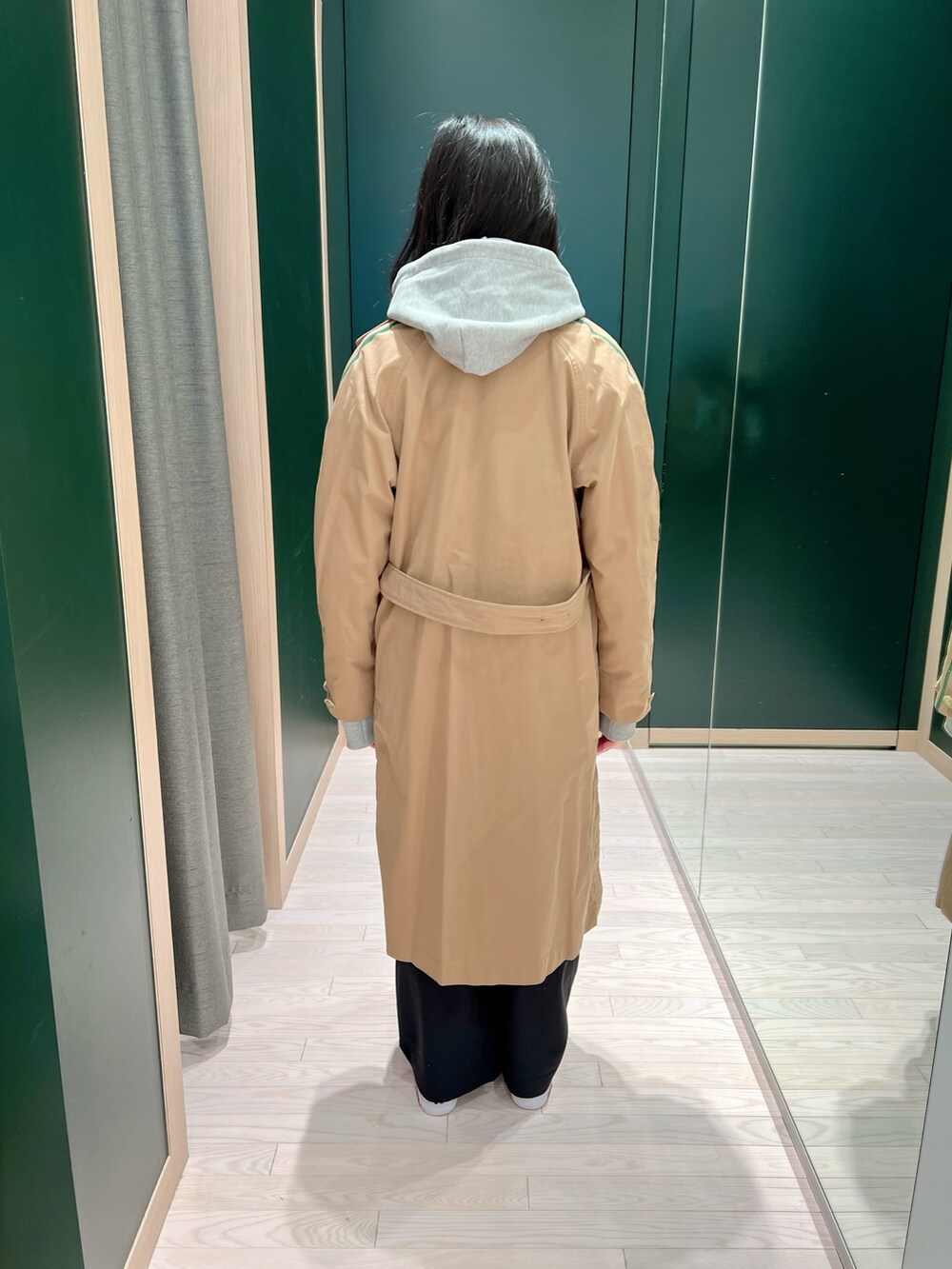 ホワイト系のスニーカー、ブラック系のその他パンツ、グレー系のスウェットを着用したレディースの春コーディネートの3枚目の写真