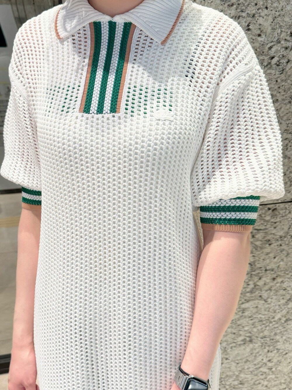 ホワイト系のワンピースを着用したレディースの春コーディネートの3枚目の写真