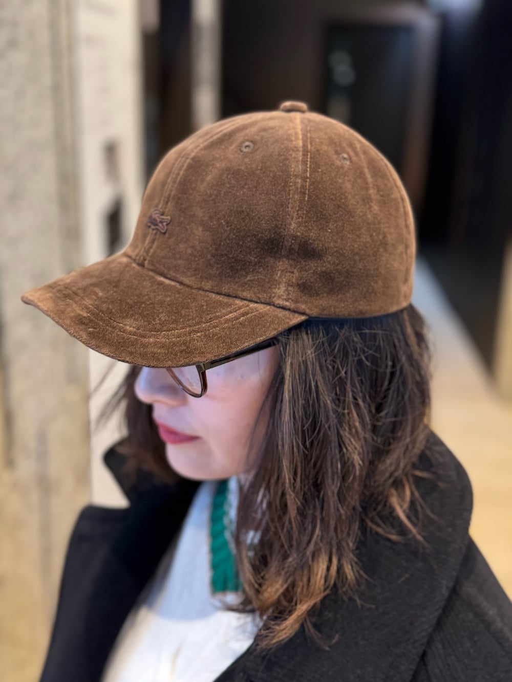 ブラック系のジャケット/アウター、ホワイト系のメッセンジャーバッグ、ブラック系のスニーカーを着用したレディースの冬コーディネートの4枚目の写真