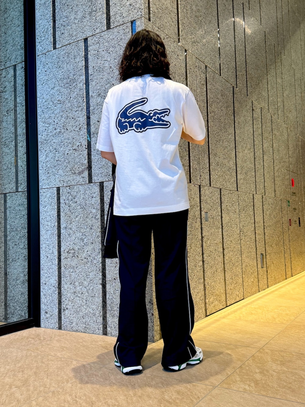 ブルー系のスウェットパンツ、ホワイト系のスニーカー、ブルー系のジャケット/アウターを着用したレディースの春コーディネートの2枚目の写真