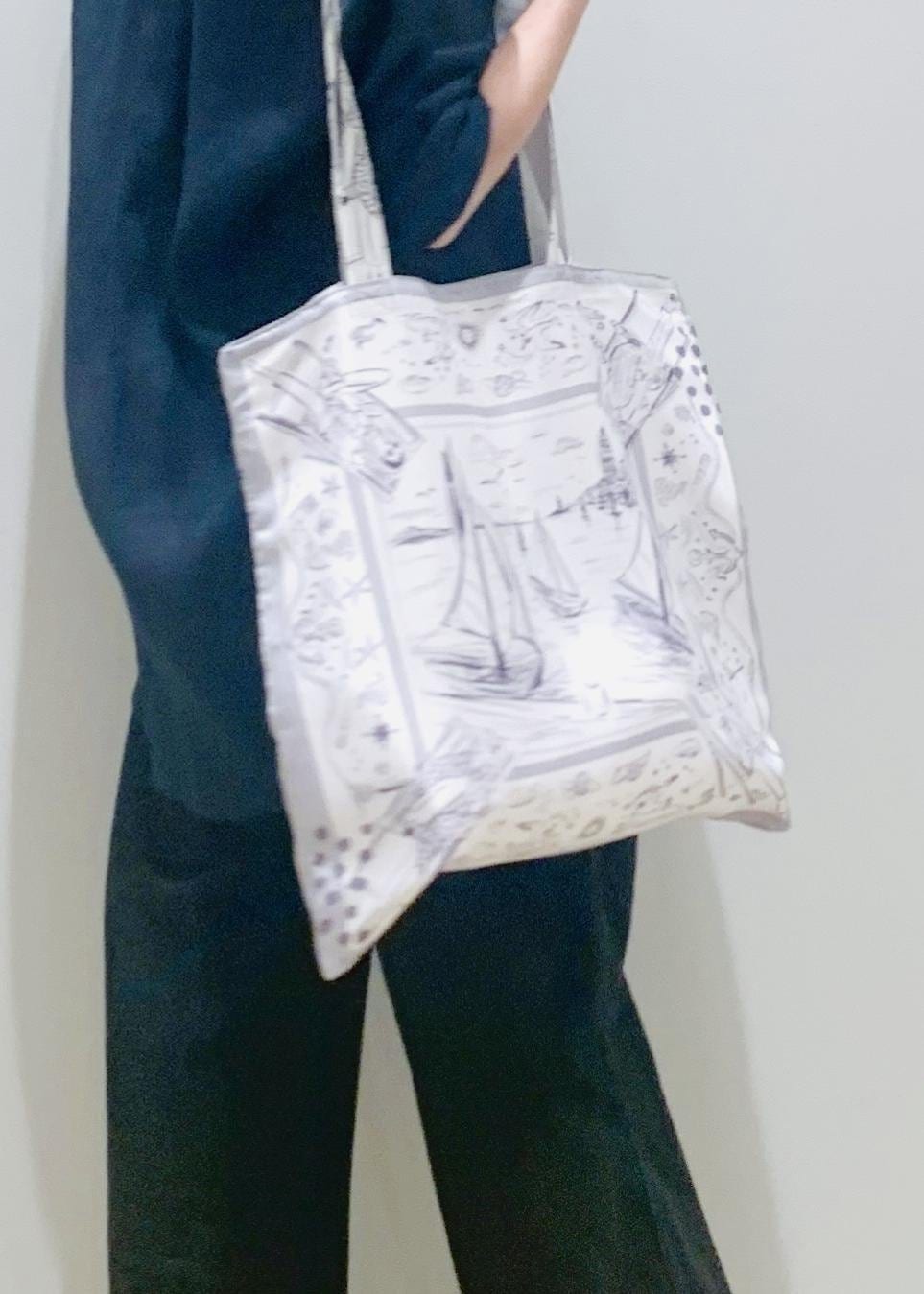 ブラック系のデニムパンツ、ブルー系のシャツ/ブラウス、ホワイト系のトートバッグを着用したレディースの夏コーディネートの6枚目の写真