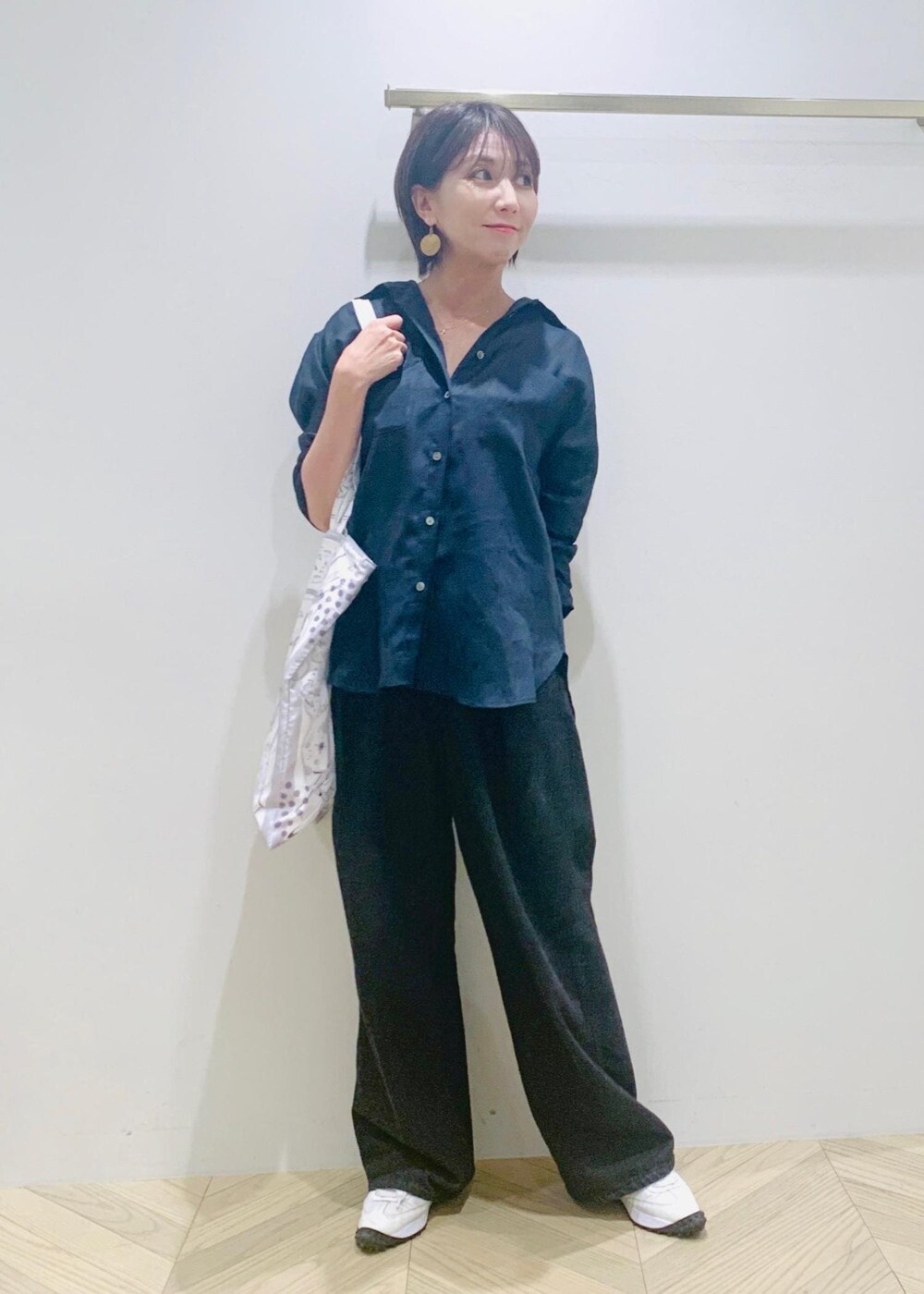 ブラック系のデニムパンツ、ブルー系のシャツ/ブラウス、ホワイト系のトートバッグを着用したレディースの夏コーディネートの5枚目の写真