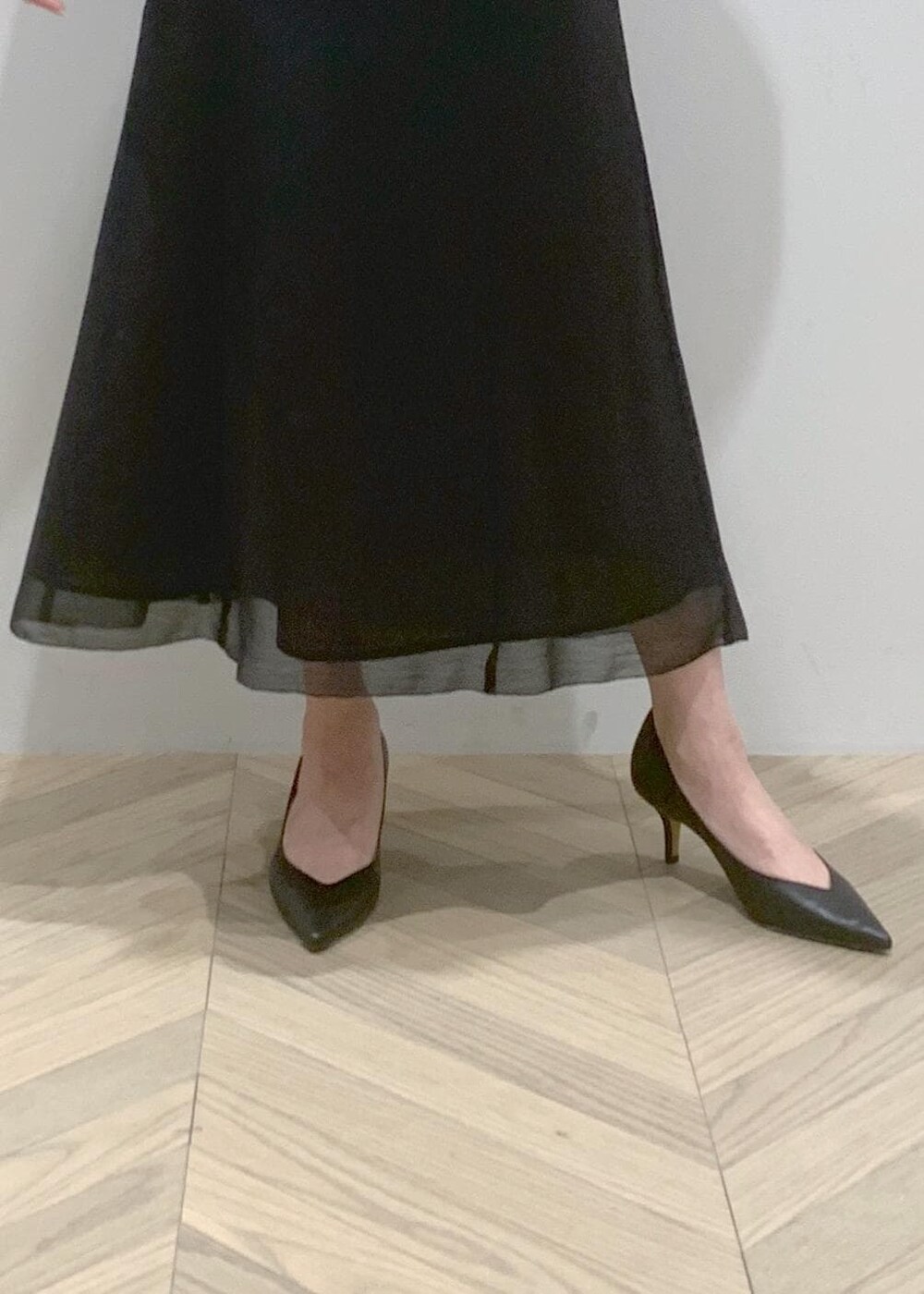 ブラック系のパンプス、ブラック系のシャツ/ブラウス、ブラック系のスカートを着用したレディースの春コーディネートの4枚目の写真