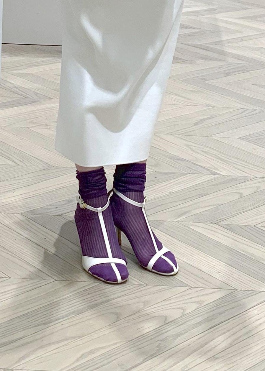 ホワイト系のサンダル、ホワイト系のワンピース、ホワイト系のテーラードジャケットを着用したレディースの春コーディネートの3枚目の写真