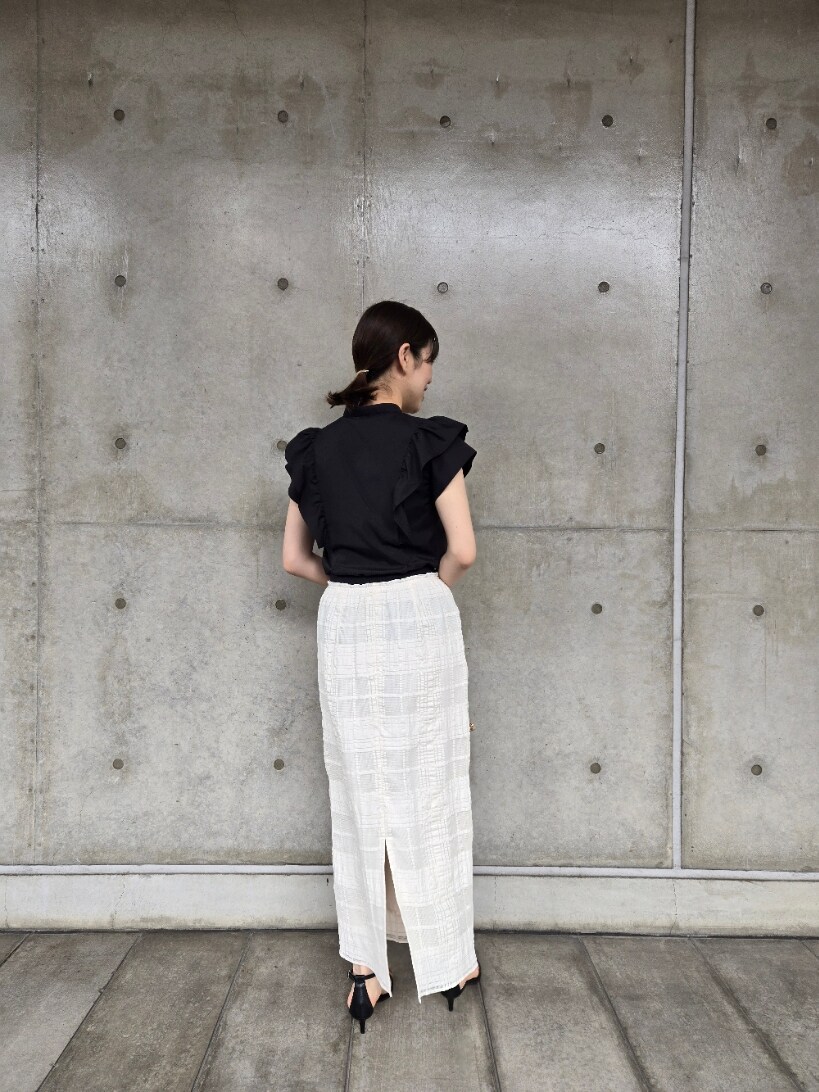 ブラック系のシャツ/ブラウス、ホワイト系のスカート、ゴールド系のショルダーバッグを着用したレディースの夏コーディネートの3枚目の写真