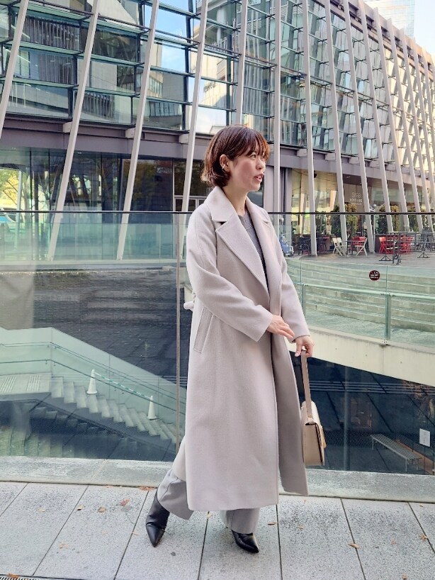 ベージュ系のその他アウター、グレー系のニット/セーター、グレー系のその他パンツを着用したレディースの冬コーディネートの3枚目の写真