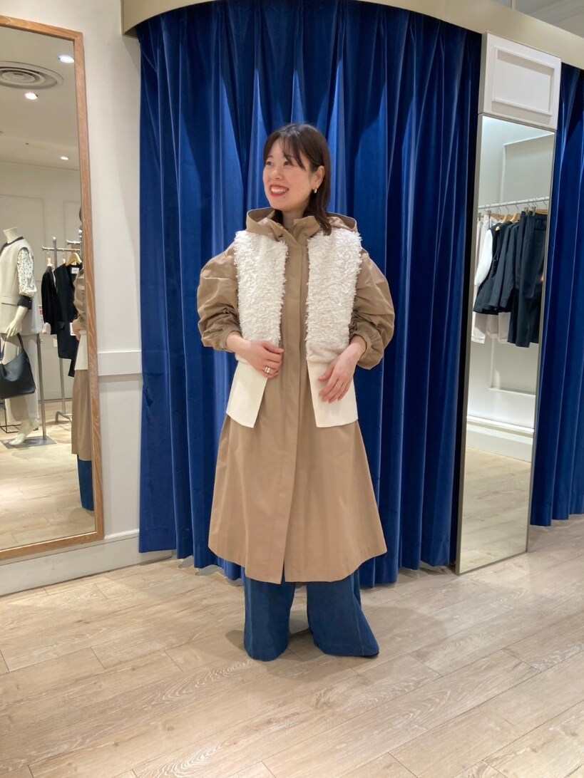 ベージュ系のその他アウター、ブルー系のつなぎ/オールインワン、ホワイト系のベストを着用したレディースの秋コーディネートの5枚目の写真