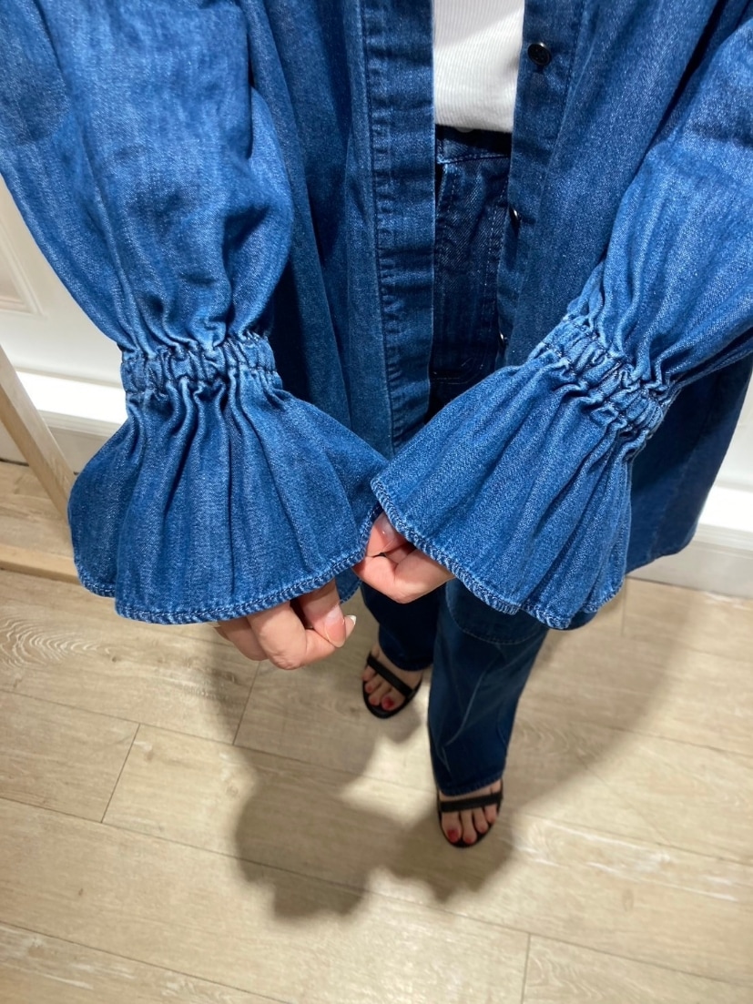 ブルー系のシャツ/ブラウス、ブルー系のデニムパンツ、ブラック系のサンダルを着用したレディースの夏コーディネートの10枚目の写真