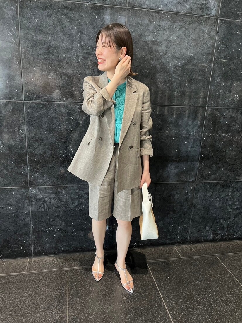 ブラウン系のテーラードジャケット、グリーン系のシャツ/ブラウス、ブラウン系のその他パンツを着用したレディースの春コーディネートの7枚目の写真