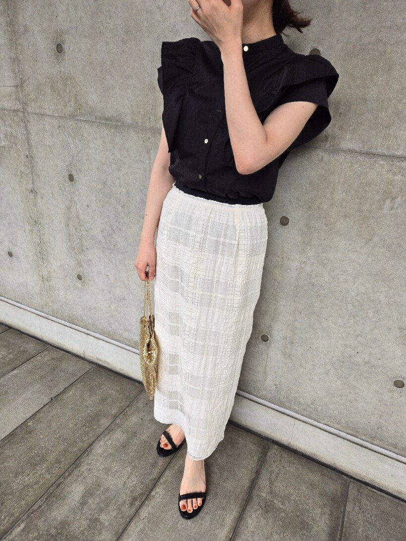 ブラック系のシャツ/ブラウス、ホワイト系のスカート、ゴールド系のショルダーバッグを着用したレディースの夏コーディネートの5枚目の写真