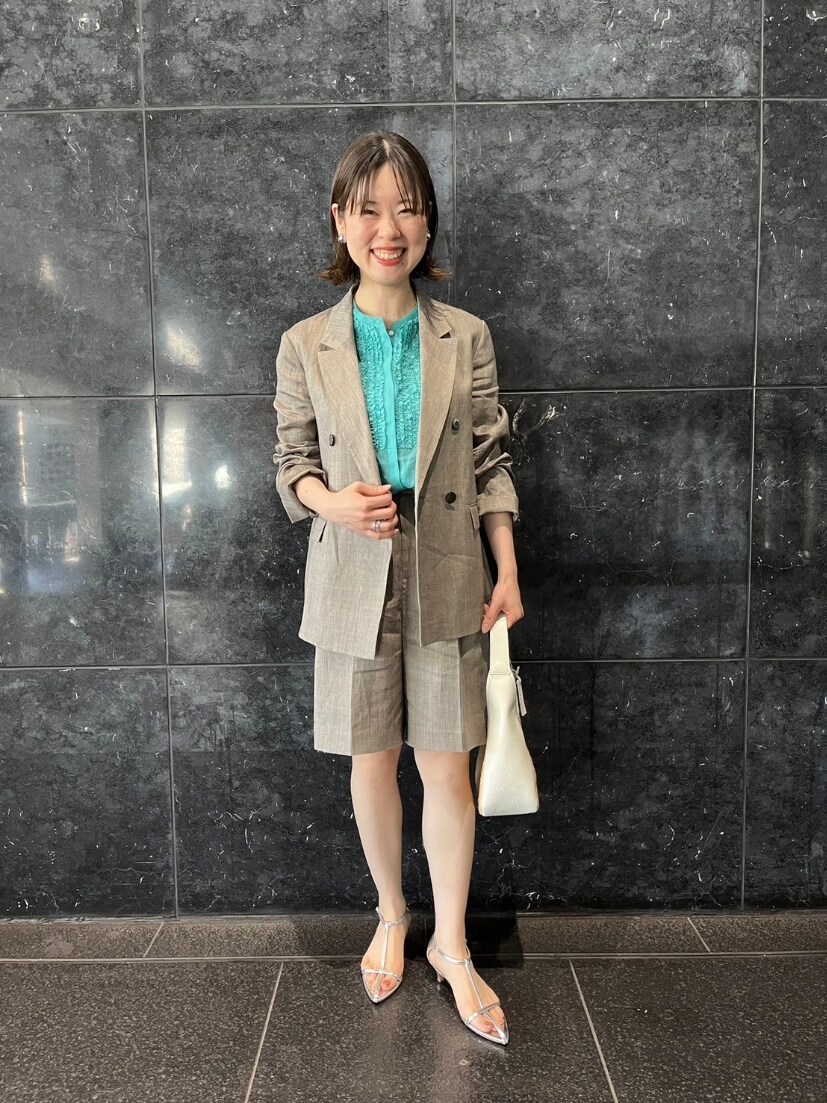 ブラウン系のテーラードジャケット、グリーン系のシャツ/ブラウス、ブラウン系のその他パンツを着用したレディースの春コーディネートの9枚目の写真