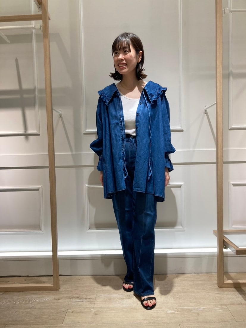 ブルー系のシャツ/ブラウス、ブルー系のデニムパンツ、ブラック系のサンダルを着用したレディースの夏コーディネートの5枚目の写真