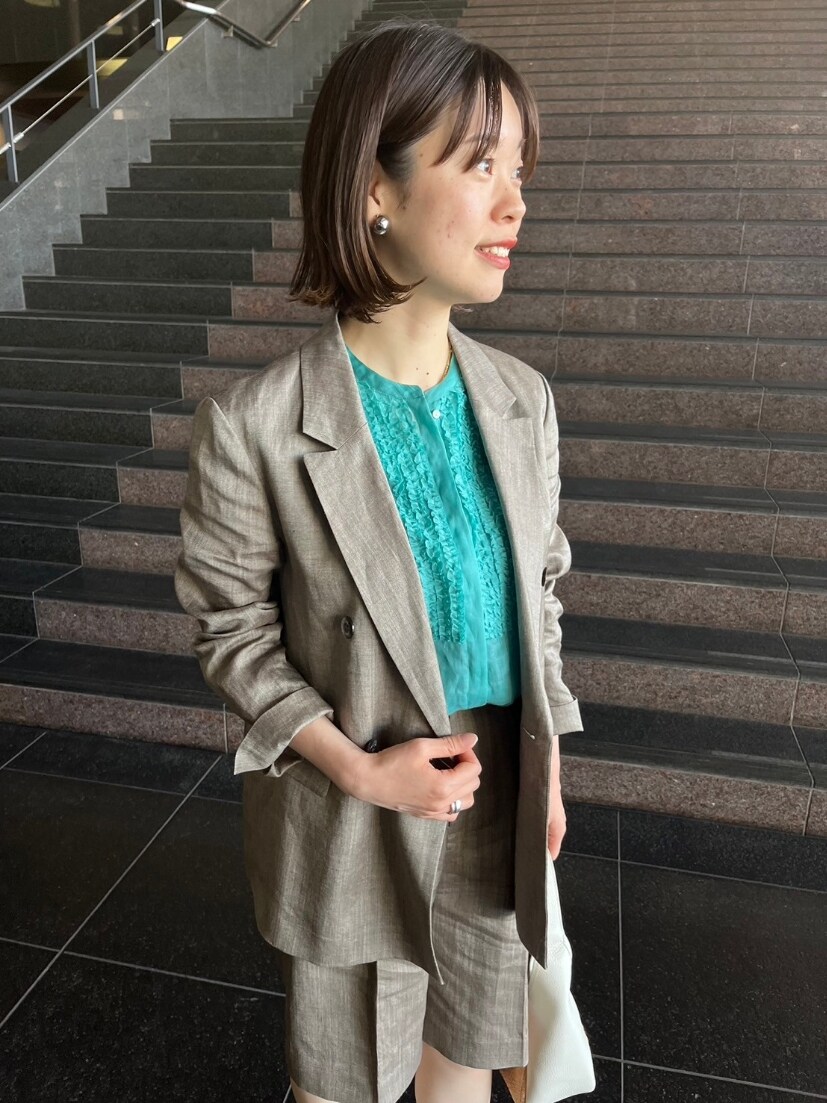 ブラウン系のテーラードジャケット、グリーン系のシャツ/ブラウス、ブラウン系のその他パンツを着用したレディースの春コーディネートの4枚目の写真