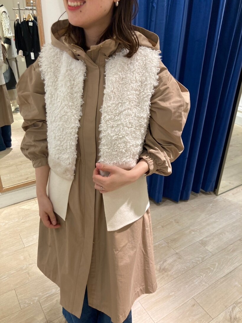 ベージュ系のその他アウター、ブルー系のつなぎ/オールインワン、ホワイト系のベストを着用したレディースの秋コーディネートの3枚目の写真