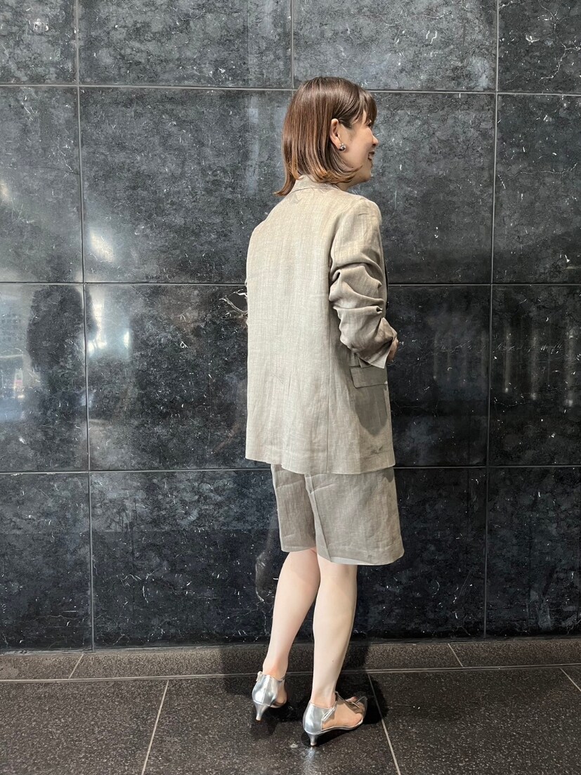 ブラウン系のテーラードジャケット、グリーン系のシャツ/ブラウス、ブラウン系のその他パンツを着用したレディースの春コーディネートの3枚目の写真