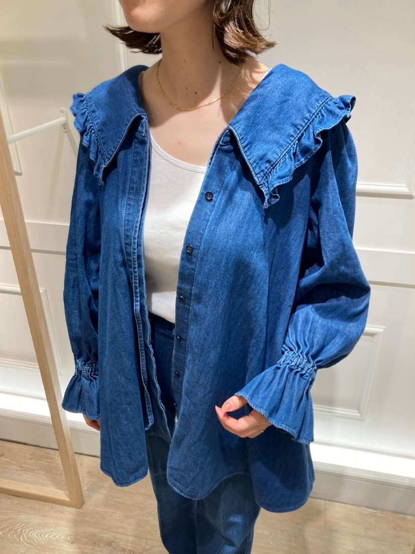 ブルー系のシャツ/ブラウス、ブルー系のデニムパンツ、ブラック系のサンダルを着用したレディースの夏コーディネートの4枚目の写真