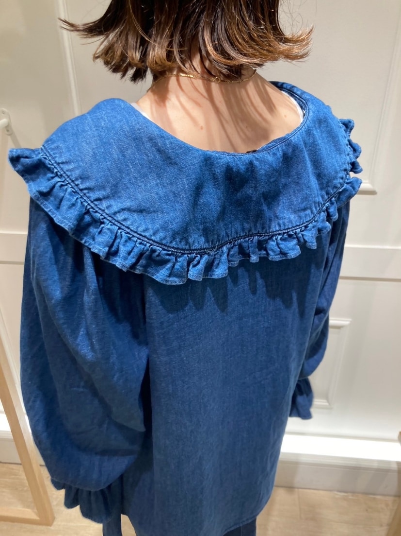 ブルー系のシャツ/ブラウス、ブルー系のデニムパンツ、ブラック系のサンダルを着用したレディースの夏コーディネートの6枚目の写真