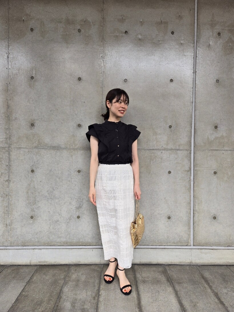 ブラック系のシャツ/ブラウス、ホワイト系のスカート、ゴールド系のショルダーバッグを着用したレディースの夏コーディネートの4枚目の写真