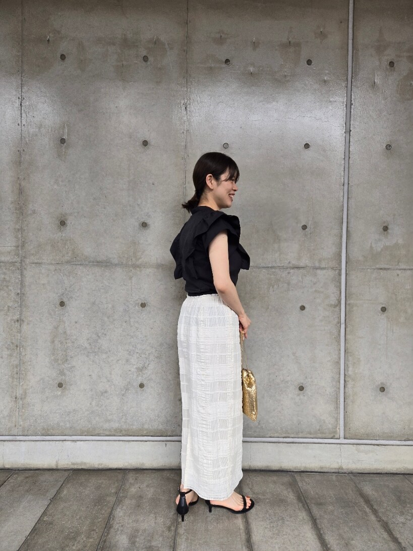 ブラック系のシャツ/ブラウス、ホワイト系のスカート、ゴールド系のショルダーバッグを着用したレディースの夏コーディネートの9枚目の写真