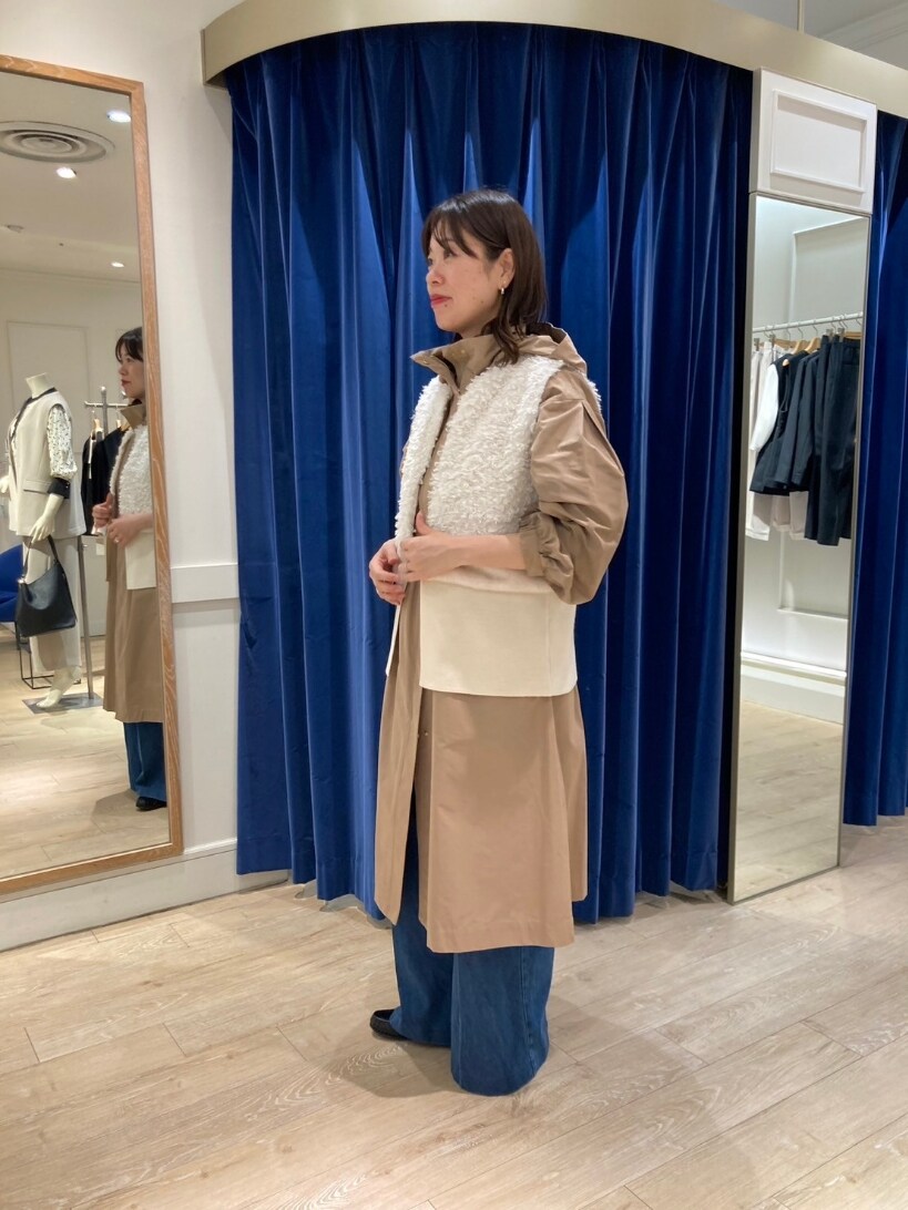 ベージュ系のその他アウター、ブルー系のつなぎ/オールインワン、ホワイト系のベストを着用したレディースの秋コーディネートの8枚目の写真